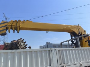 Grue de chargement de camions fiable de 10 tonnes avec une hauteur de levage de 15 m, un moteur Weichai de 340 ch et un poids total autorisé de 31 tonnes pour les projets d'infrastructure - Product Image 4