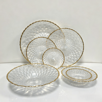 Assiette de présentation en verre, assiette à dîner, bol avec bord doré, texture de pétales de fleurs, bord décoratif pour la vaisselle de mariage et de banquet