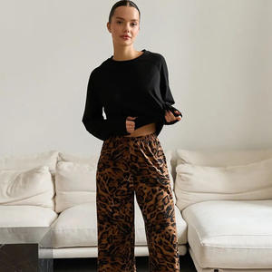 Nuovo Set <span class=keywords><strong>Pigiama</strong></span> <span class=keywords><strong>Donna</strong></span> Autunno 2025 in <span class=keywords><strong>Pile</strong></span> <span class=keywords><strong>con</strong></span> Stampa Leopardata, Collo a O, <span class=keywords><strong>Bottoni</strong></span>, Maniche Lunghe e Pantaloni a Gamba Larga, Spesso e Caldo - Product Image 1