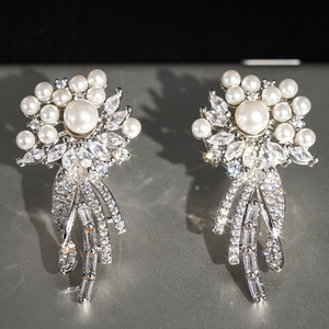 Orecchini Pendenti con Perle Finte e Zirconi, Design Floreale con Nappine, Gioielli Eleganti e Lunghi per Donne - Product Image 1
