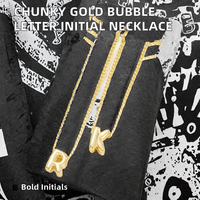 Collier Pendentif Vintage en Acier Inoxydable Plaqué Or Massif avec Lettres Bulles A-Z 26 Initiales Alphabet, Bijou Unisexe pour Couple
