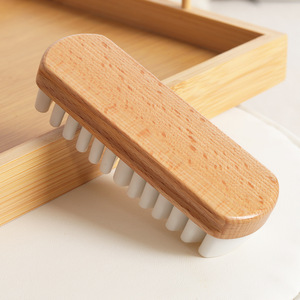 Brosse à chaussures en cuir nubuck avec manche en bois et poils en caoutchouc pour la saleté - Product Image 3