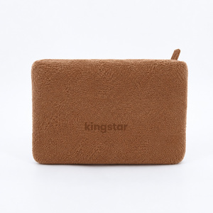 Sac de maquillage en tissu éponge marron écologique avec logo en relief, sac de voyage doux et moelleux pour soins de la peau, sac cosmétique avec fermeture éclair - Product Image 4
