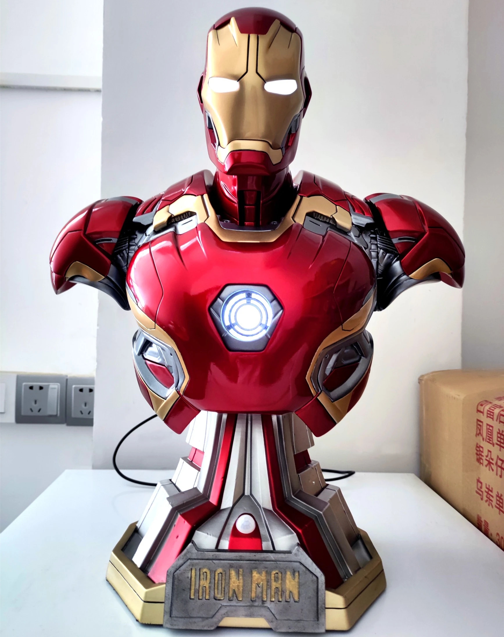 45CM Marvel Superheld Iron Man MK45 1/2 Kopf büste Porträt mit LED-Licht Action figur Mark 45 GK Statue Sammler modell Spielzeug