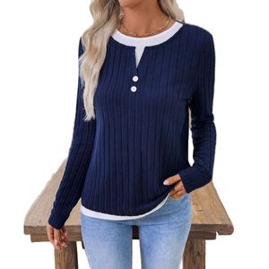 Camiseta con cuello en V para mujer, moderna y cómoda, que realza tu personalidad. Un modelo sencillo y versátil. - Product Image 1