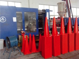 Cône de signalisation routière en PVC flexible et robuste de 90 cm, vente en gros d'usine - Product Image 5