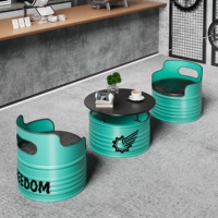 Ensemble table et chaises en fer forgé style industriel, design fût de pétrole, pour 4 personnes, idéal pour salons de thé, gymnases, ateliers de motos de course, et canapés de bar.