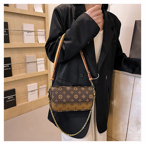 Sac à bandoulière de luxe en PU pour femme, de grandes marques, nouveau, imprimé et personnalisé, idéal pour les trajets quotidiens, avec chaînes de style sous le bras - Product Image 2