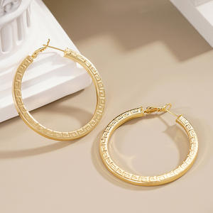 Orecchini a polsino dorati dal design geometrico, stile classico, gioielli raffinati da donna per l'uso quotidiano E4453 - Product Image 5