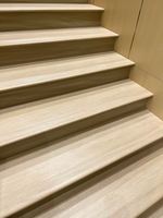 Carreaux de sol en céramique effet bois crème français 470x1200mm, antidérapants, mats, intégrés pour marches d'escalier