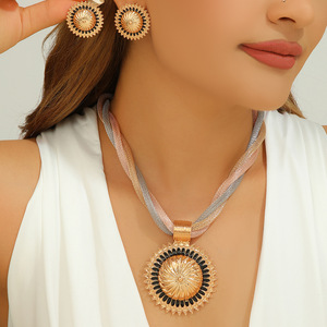 Pendientes Colgantes de Aleación de Zinc con Baño de Oro Electroplacado, Estilo Europeo y Americano, Cadena de 3 Colores con Botón, Set de Joyería para Dama con Pegamento Negro - Product Image 1