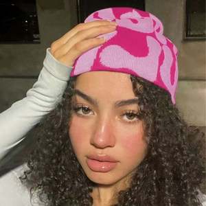 Bonnet en acrylique tricoté jacquard gaufré avec logo brodé personnalisé YKH, idéal pour hommes et femmes, prêt pour les voyages – Vente en gros - Product Image 3