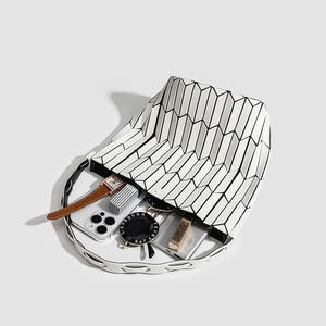 2025 nouveau sac seau géométrique matelassé <span class=keywords><strong>à</strong></span> blocs de couleurs <span class=keywords><strong>à</strong></span> la mode Niche Design fermeture éclair Polyester sac <span class=keywords><strong>à</strong></span> <span class=keywords><strong>main</strong></span> polyvalent - Product Image 4