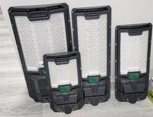 ไฟถนนพลังงานแสงอาทิตย์ LED 100W IP67 ABS ติดผนังกลางแจ้งรีโมทคอนโทรล monocrystalline ได้รับการรับรอง CE - Product Image 1