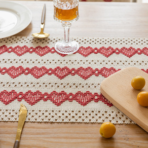 Chemin de table brodé élégant, motif de cœurs rouges et blancs, tissu en polyester lavable pour salon et salle à manger - Product Image 1