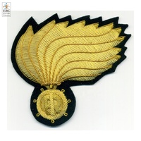 En gros OEM Écussons, insignes et emblèmes romains brodés à la main en fils d'argent, à motif flamme, à coudre sur chapeau, en feutre non tissé, sans nickel