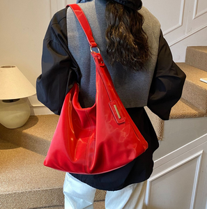Sac messager vintage rouge en cuir PU grande capacité, sac à bandoulière avec fermeture éclair et sangle unique pour les voyages quotidiens - Product Image 4