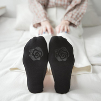 Vente en gros de chaussettes antidérapantes en soie glacée pour femmes, chaussettes d'été respirantes pour filles