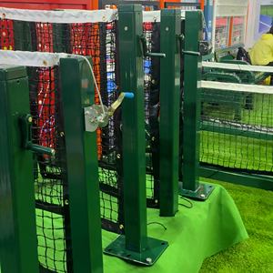 เสาเทนนิสเหล็กชุบสังกะสีแบบจุ่มร้อนเต็มตัว พร้อมฐานยึดพื้น ดีไซน์เสาแบบติดตั้งภายนอก พร้อมที่ม้วนสายสำหรับสนามเทนนิส - Product Image 4