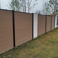 Panneau de clôture d'intimité en WPC Prime avec dessus en treillis, cadre en aluminium thermolaqué, bois composite imperméable pour jardin et clôtures extérieures