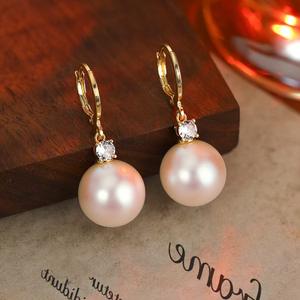 Pendientes de Plata de Ley 925 con Baño de Rodio, Diseño Geométrico con Circonita Cúbica y Perla, de Alta Gama y Tendencia, para Compromiso y Boda, de UM JEWELRY - Product Image 4