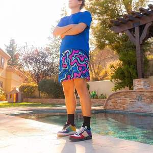 กางเกงบาสเก็ตบอลลายกราฟิกสำหรับผู้ชาย แห้งเร็ว มีเชือกผูกเอว สวมใส่สบาย เหมาะสำหรับออกกำลังกาย วิ่ง หรือใส่ลำลอง สไตล์สตรีทแวร์ ดีไซน์เนอร์ - Product Image 2