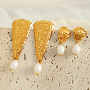 Pendientes de Perlas Artificiales con Diseño Oceánico, Textura de Concha Dorada, Joyería para Mujer, Chapado en Titanio de 18K, Acero Inoxidable - Product Image 1