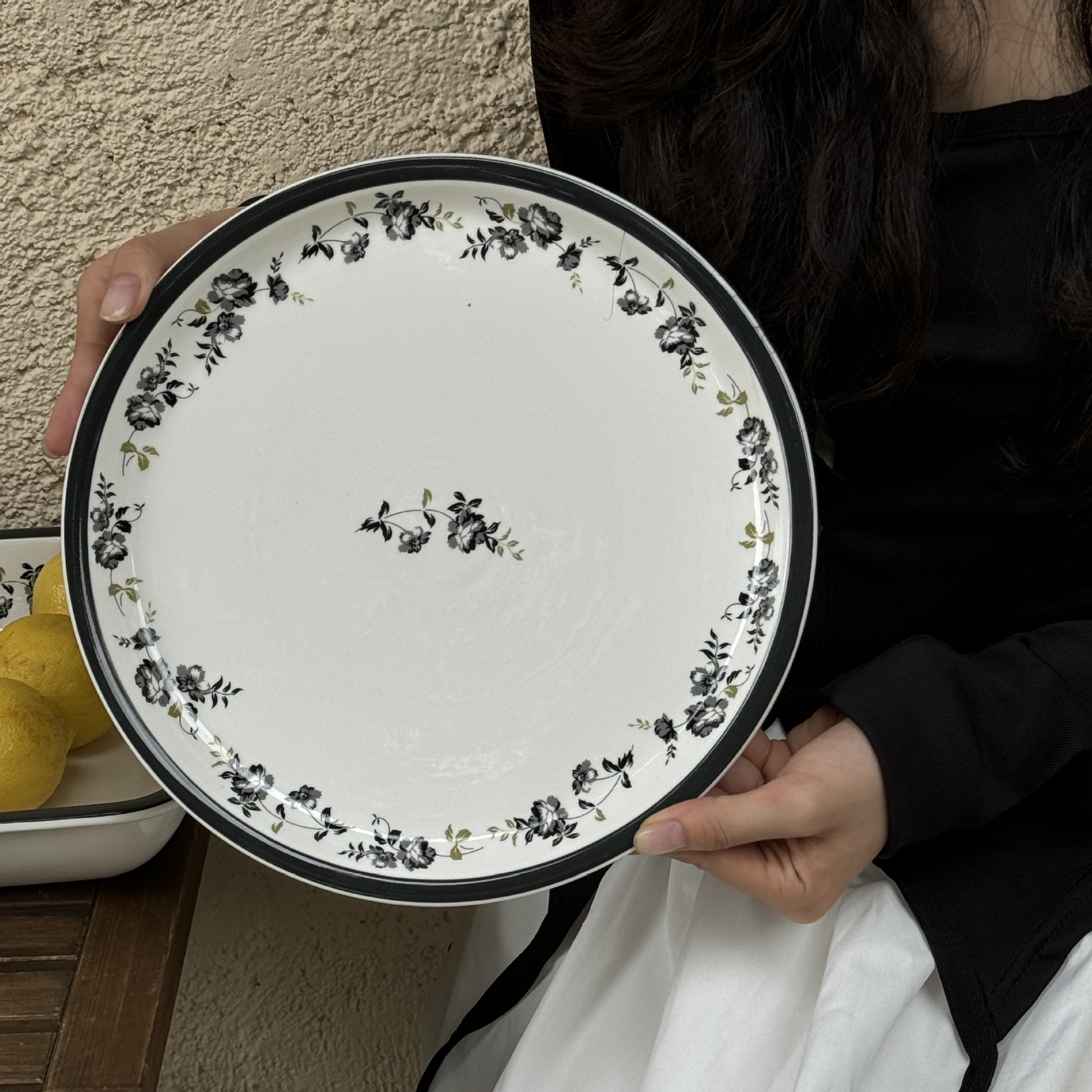 Plato grande redondo floral con borde negro 26*2