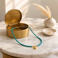 Collier Pendentif Bohème Fait Main en Laiton Plaqué Or 18K avec Pierre Turquoise Naturelle, Cœur Doré Perlé pour Femme, Cadeau Court