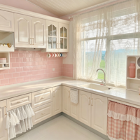 Cuisine modulaire sur mesure pour toute la maison, style américain, avec panneaux surélevés, construction en MDF, armoire en verre peinte gris écologique