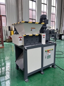 Trituratore di Plastica e Metallo per Rottami di Ferro e Gomma, Frantumatore a Doppio Albero con Motore a Ingranaggi e Pompa, Nuovo per Impianti di Produzione e Uso Domestico - Product Image 2