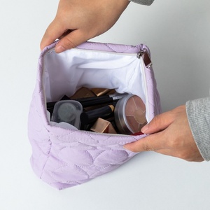 תיק איפור מרופד בצורת לב חמוד MKW7432, תיק קוסמטיקה נפוח לנסיעות, תיק אחסון לאביזרי טיפוח עם רוכסן לבנות - Product Image 4