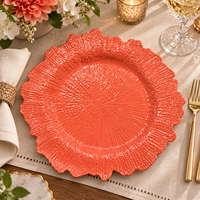 Assiette de présentation de luxe 13 pouces en plastique or rose, bord floral texturé thermolaqué, décoration de table moderne pour réception de mariage
