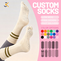 Chaussettes de yoga antidérapantes à cinq doigts rayées en gros avec logo personnalisé disponible