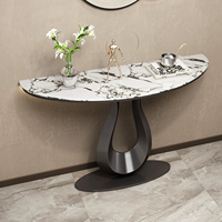Console d'entrée de style italien, luxe léger, avec structure en acier inoxydable et plateau en dalle de pierre, table d'appoint mobile pour couloir