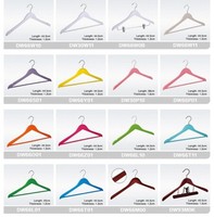 Cintres en PVC chromé noir les plus vendus, antidérapants et sans trace, pour la maison et les boutiques