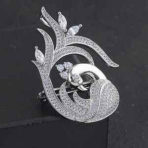 เข็มกลัดหรูหราประดับเพชรซิร์คอน ดีไซน์เกาหลี รูปหงส์ ผลิตจากทองแดงฝังเพชรซิร์คอน คุณภาพสูง ขายส่งจากโรงงาน เหมาะสำหรับทั้งชายและหญิง แฟชั่นเข็มกลัดติดเสื้อ - Product Image 3
