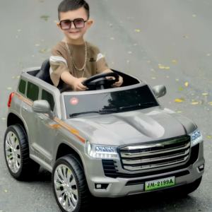 سيارة لعبة للأطفال بجهاز تحكم كهربائي عن بعد بأربعة عجلات بلاستيكية مع إضاءة للكبار لركوب محرك مزدوج - Product Image 6