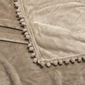 Venta al por mayor de fábrica Manta suave plegable Pom franela Fleece cálido Fuzzy One-Ply para el hogar y el picnic para toda la temporada - Product Image 2