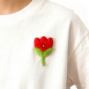 Spilla di peluche personalizzata bella pianta sorridente tulipano distintivo giocattolo Pin Bag 3D spilla sciarpa donna accessori regalo - Product Image 3