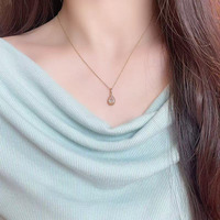 Ciondolo in Oro 18K con Diamante Rosa Sintetico, Minimalista, alla Moda, Fresco e Versatile, a Goccia/Pera, con Catene Delicate e Charm Elegante