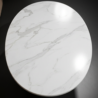 Table basse ronde de luxe en marbre blanc avec base conique cannelée grise pour salle d'attente de bureau sophistiquée