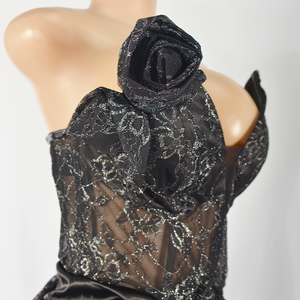 ชุดราตรีหรูหราสีดำไซส์ใหญ่ ดีไซน์ยาว ประดับลูกไม้และเลื่อมวิบวับ แขนกุด เปิดไหล่ ทรงคอร์เซ็ท ผ่าสูง ประดับคริสตัล - Product Image 5