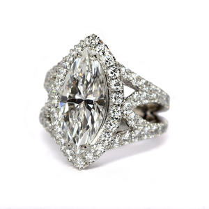 Anello di fidanzamento da donna Q790 in oro bianco con diamante taglio marquise, colore D naturale, design a halo - Product Image 3