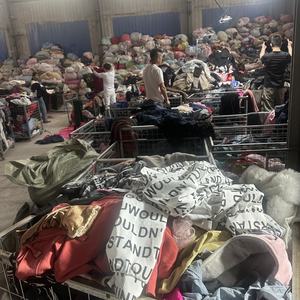 Venta al por mayor original usado chino hombres marca <span class=keywords><strong>ropa</strong></span> deporte Marca mixta <span class=keywords><strong>ropa</strong></span> usada abrigo de segunda mano sudaderas con capucha para mujer - Product Image 6