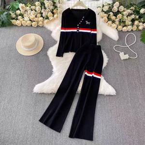 Set di Pantaloni a Gamba Larga con Ricamo a Righe e Maglia a Maniche Lunghe con Bottone Singolo per Donna, Design alla Moda all'Ingrosso - Product Image 5