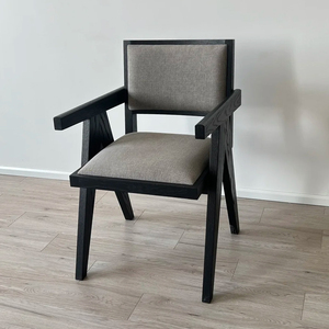 Fauteuil de salle à manger en tissu encadré RH JAKOB, 2 options de style avec/sans accoudoirs, pieds en bois massif et siège rembourré, design de dossier creux - Product Image 2