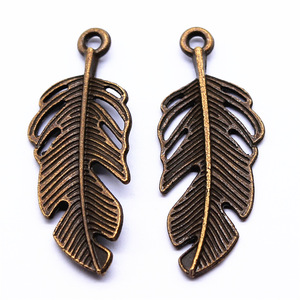 Breloque <span class=keywords><strong>plume</strong></span> filigranée côtelée 40x16mm en alliage de zinc argent antique <span class=keywords><strong>pour</strong></span> la confection de <span class=keywords><strong>attrape</strong></span>-rêves - Product Image 5