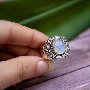 Bague de mariage et de fiançailles vintage en argent sterling 925, style bohème, avec pierre de lune naturelle large et sertie en clos de rhodium - Product Image 3