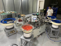Máquina de Ensamblaje de Válvulas de Riego de Múltiples Estaciones y Piezas, Cinco Etapas de Ensamblaje, Totalmente Automática